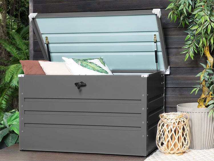 Geöffnete, abschließbare Gartenbox aus Metall