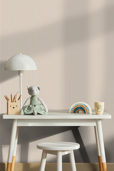 Kinderzimmer mit Schreibtisch, Stuhl und Dekoration vor gestreifter Tapete