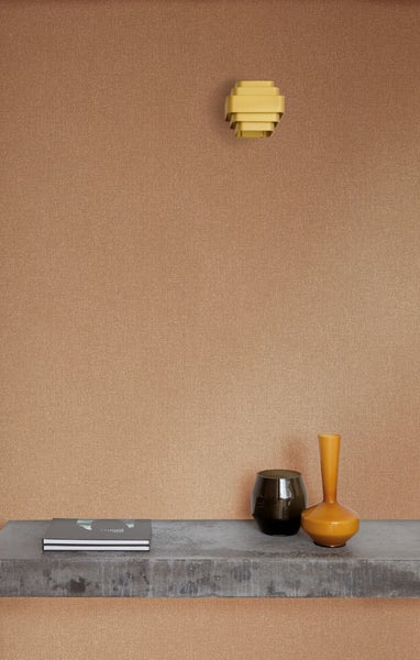 Begehbare Dusche mit Brausegarnitur und Handtüchern