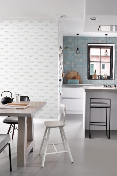 Moderne Küche mit Esstisch, Stühlen und Tapete mit Fischmuster