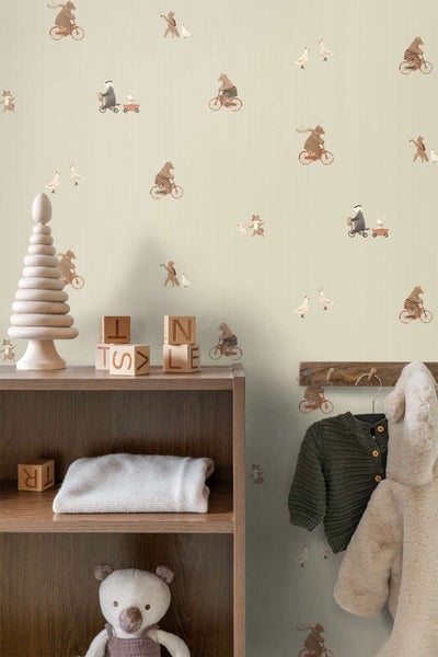 Kindertapete mit Tiermotiven, Bären auf Fahrrädern und Enten auf gestreiftem Untergrund im Kinderzimmer