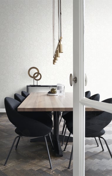 Esszimmer mit Esstisch, Stühlen, Pendelleuchte und floraler Tapete