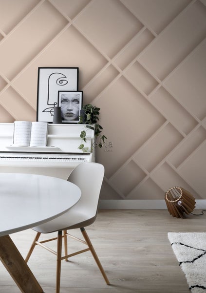 Wohnraum mit gemusterter Tapete, weißem Klavier, Tisch und Stühlen.