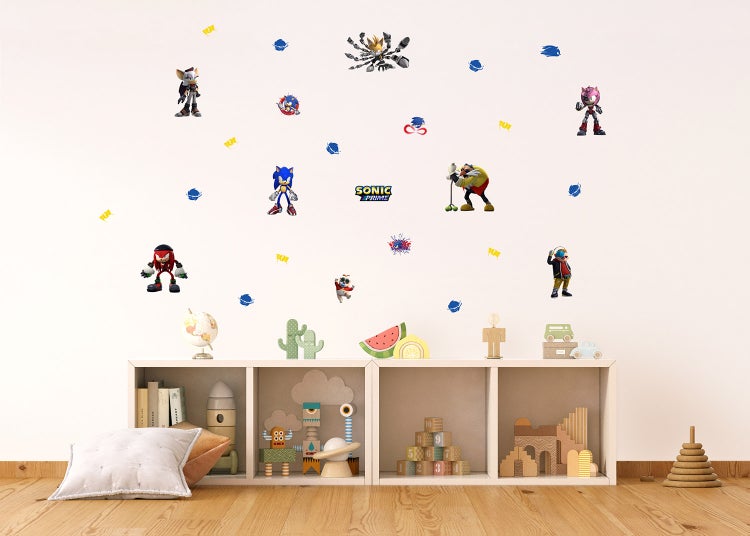 Wandtattoo-Set Sonic Prime mit verschiedenen Charakteren und Motiven über einem weißen Spielzeugregal im Kinderzimmer.