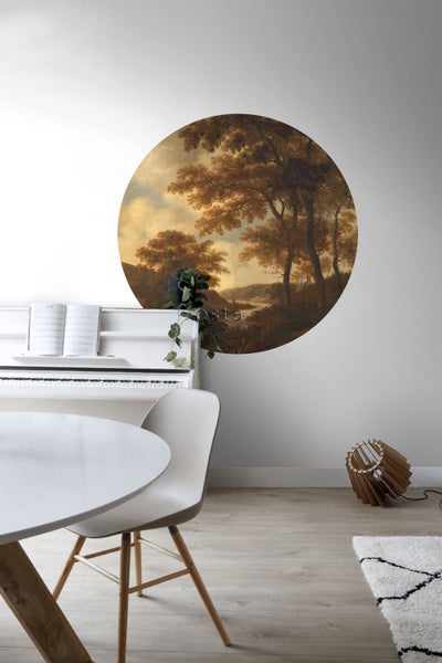 Ein Wohnraum mit einem runden Wandbild einer Landschaft, einem Klavier, einem Tisch und einer Lampe