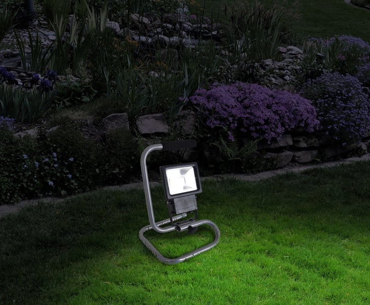LED-Akku-Baustrahler im Garten