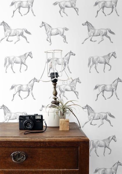 Zimmer mit Pferdetapete, Nachttischlampe und Dekoration