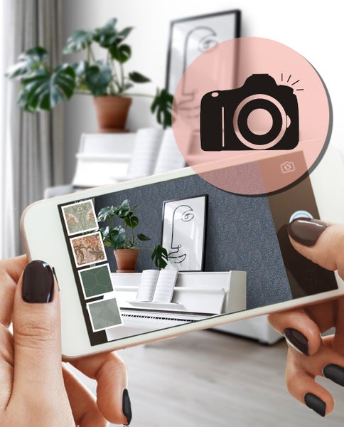 Kinderzimmer mit Schreibtisch, Stuhl und dekorativer Wandgestaltung