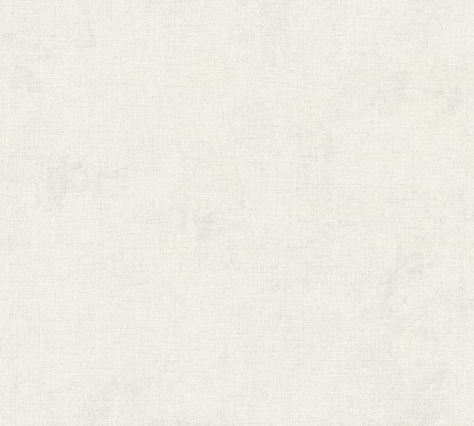 Tribüne mit roten Sitzplätzen und Betontreppe