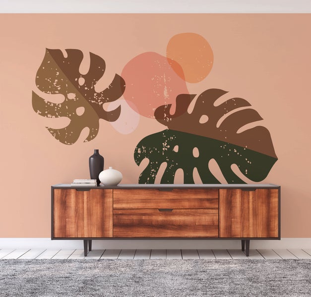 Modernes Wohnzimmer mit abstrakter Monstera-Fototapete mit Kreisen, Holz-Sideboard, Deko-Vasen und Teppich in hellem, organisiertem Stil.