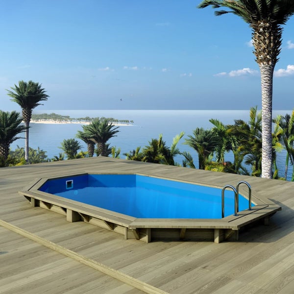 Pool mit Holzterrasse und Meerblick