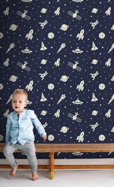 Tapete mit Weltraummotiven und Kind auf einer Bank