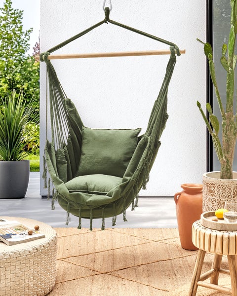 Hängesessel mit Kissen und Holzspreizstab