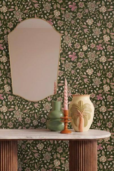 Vliestapete mit floralem Muster im Vintage-Stil an einer Wand, davor ein Konsolentisch mit Marmorplatte, ein Spiegel und Dekorationsartikel.