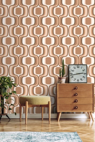 Retro-Zimmergestaltung mit gemusterter Tapete, Holzregal und Zimmerpflanzen