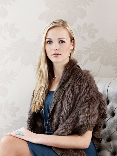 Frau mit Pelzstola vor Blumentapete