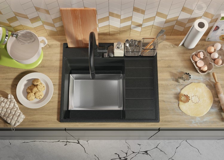 Küchenszene mit Spüle, Teig und Backzutaten