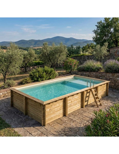 Rechteckiger Holzpool mit Leiter im Garten