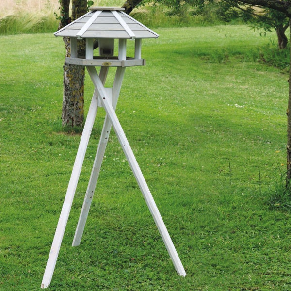 Vogelhaus auf einem Ständer im Garten