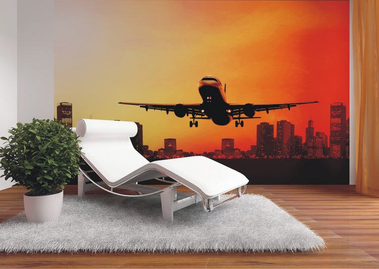 Wohnzimmer mit Fototapete eines startenden Flugzeugs bei Sonnenuntergang, Liege und Zimmerpflanze