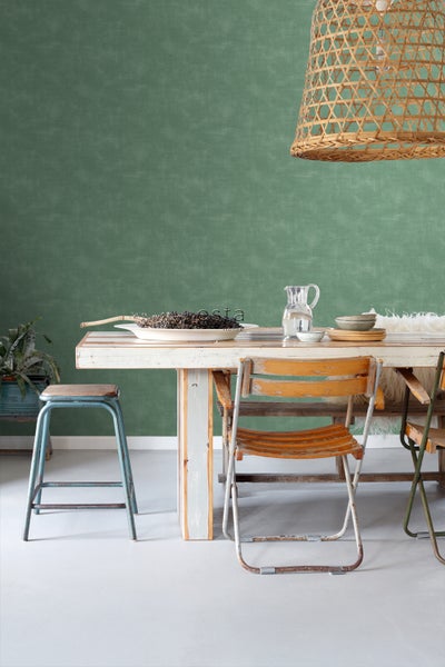 Einrichtungsidee mit Esstisch, Stühlen, Lampe und grüner Wand