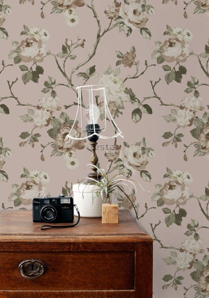 Szene mit Mustertapete mit Rosenmuster, Nachttisch, Lampe und Kamera