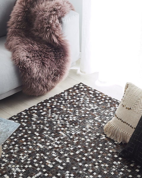 Verschiedene Raumaufteilungen mit Sofa, Sessel, Couchtisch und Teppich in unterschiedlichen Grössen.