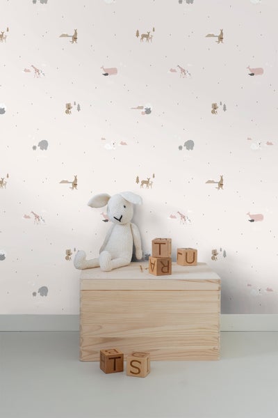 Kinderzimmer mit Tapete, Dekoleiter und Plüschtieren in einem Weidenkorb