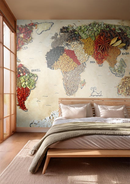 Schlafzimmer mit einer Fototapete, die eine Weltkarte aus Gewürzen darstellt.