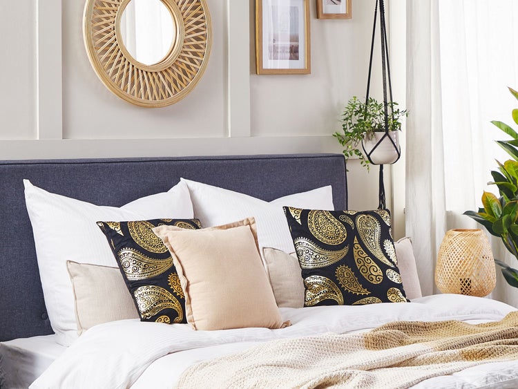 Gartensitzgruppe aus Rattan mit zwei Stühlen und einem Tisch mit Glasplatte