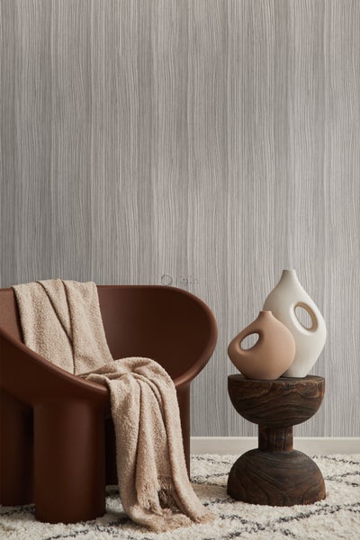 Dekorative Szene mit Stuhl, Decke, Vasen und Tapete für ein gemütliches Interieur