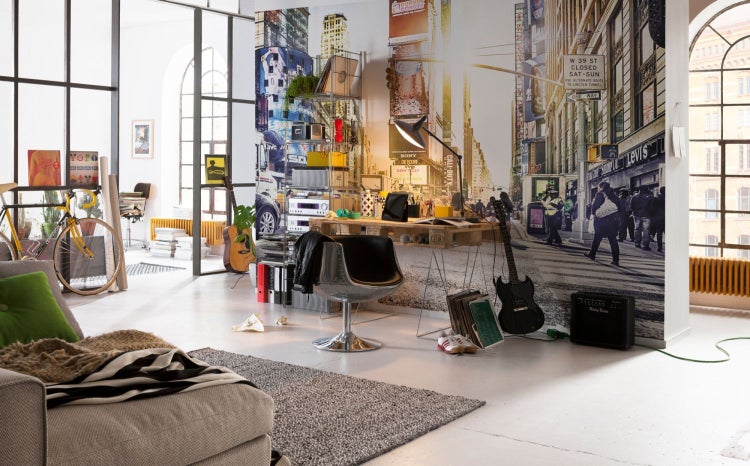 Loft-Interieur mit Fototapete, Möbeln und Accessoires im urbanen Stil.