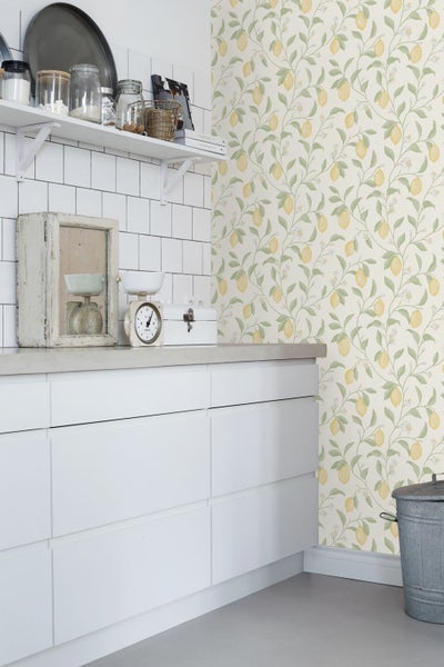 Heller Raum mit Zitronenmuster-Tapete, weißen Schränken und Küchenutensilien auf einem Regal