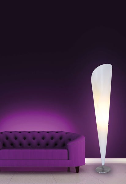 Szene mit einem Sofa und einer Stehlampe