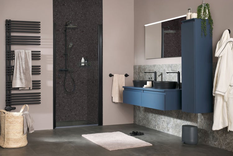 Badezimmer mit Dusche, Waschtisch mit Becken und Spiegel, Handtuchwärmer und Badaccessoires