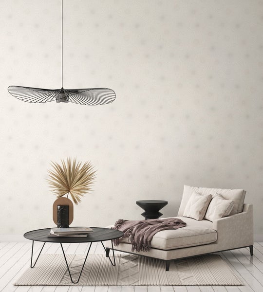 Wand mit abstraktem Muster, Dekoration und Sessel