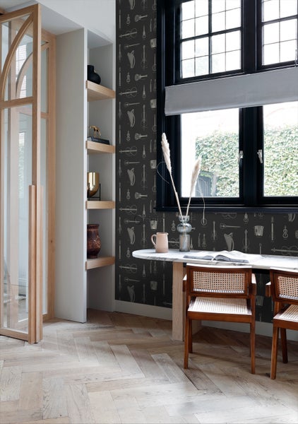 Innenraum mit gemusterter Tapete, Esstisch und Stühlen