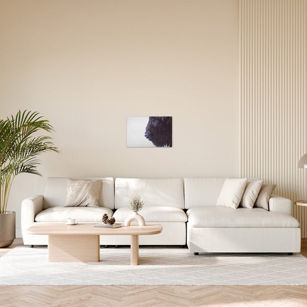 Wohnzimmer mit Sofa, Couchtisch und einem Wandbild, das einen Büffel zeigt