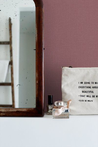 Dekorative Szene mit Spiegel, Kosmetiktasche und Kosmetikprodukten für Badezimmer oder Schlafzimmer