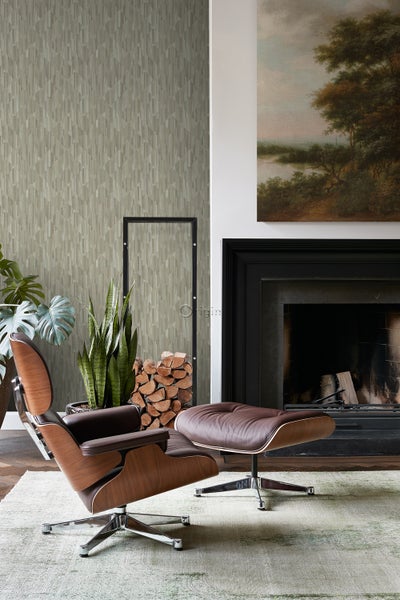 Wohnzimmer mit Sessel, Kamin und gemusterter Tapete