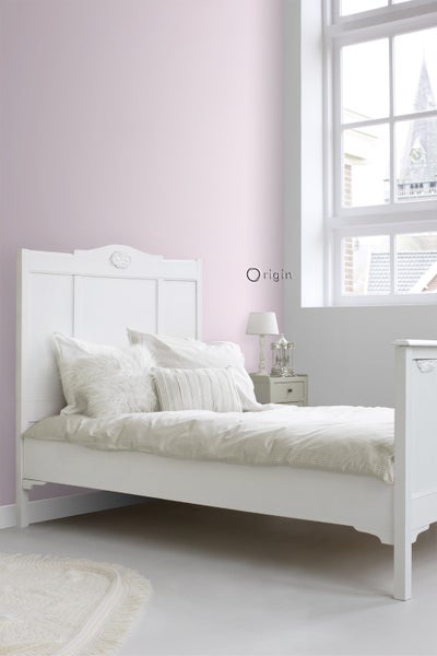 Helles Schlafzimmer mit Bett, Nachttisch und Tageslicht.