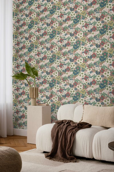 Dekorative Tapete in einem Raum mit Tisch und Stühlen