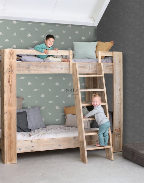 Kinderzimmer mit Holzbett, Leiter und spielenden Kindern