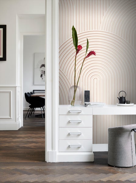 Inneneinrichtung mit geometrischer Tapete, Schreibtisch und Bürostuhl