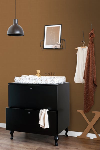 Einrichtungsidee: Wickelkommode mit Wickelauflage, Dekoration und Kinderkleidung im Zimmer