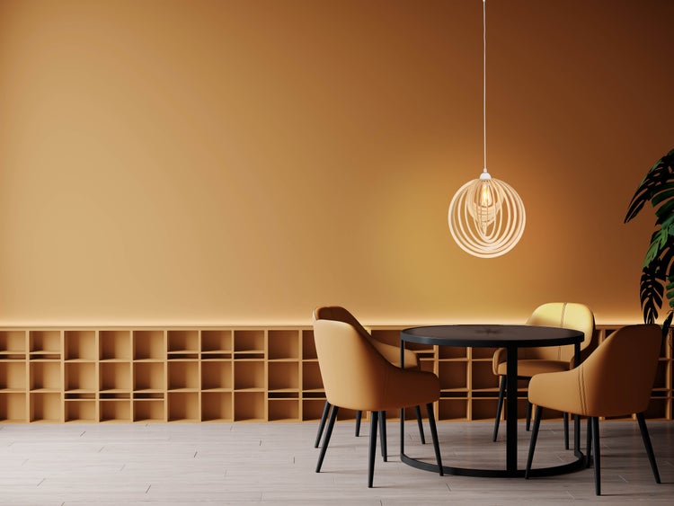 Esszimmer mit rundem Tisch, Stühlen und dekorativer Pendelleuchte