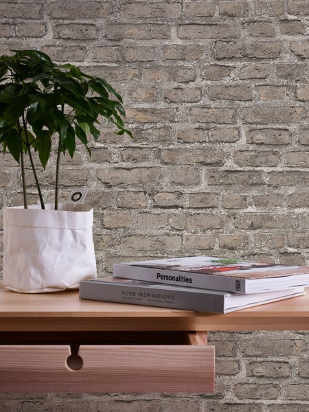 Küchenszene mit Backstein Tapete, Kochinsel und Dekoration