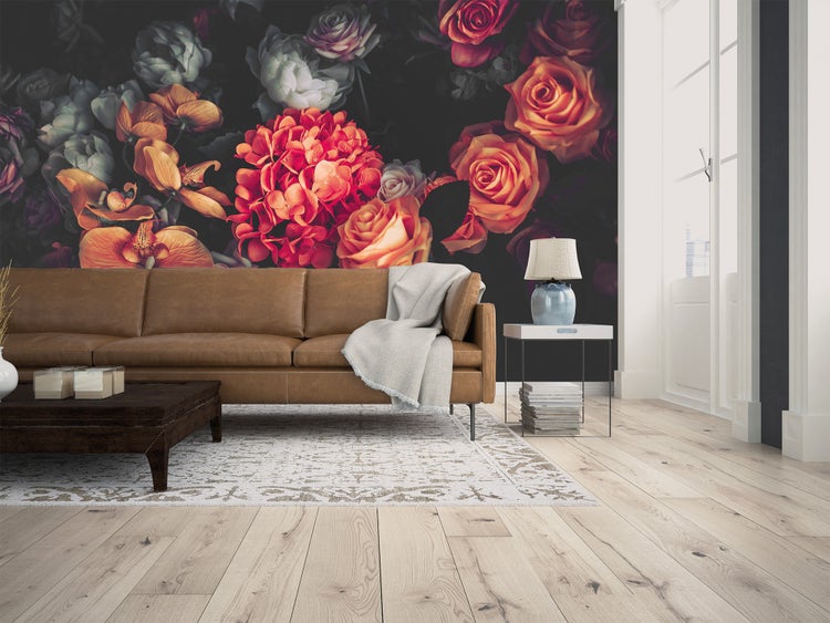 Großformatige Fototapete mit Blumenmotiv, Rosen und Hortensien, hinter einem Ledersofa in einem hellen Wohnzimmer mit Parkettboden.