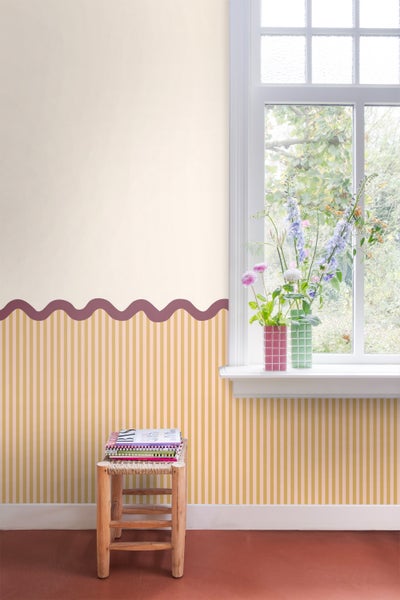 Heller Raum mit gestreifter Tapete, Fenster und Blumen