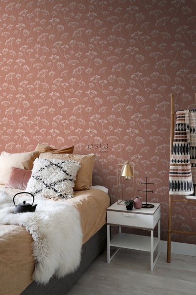 Schlafzimmer mit Bett, Nachttisch und Tapete mit Blumenmuster